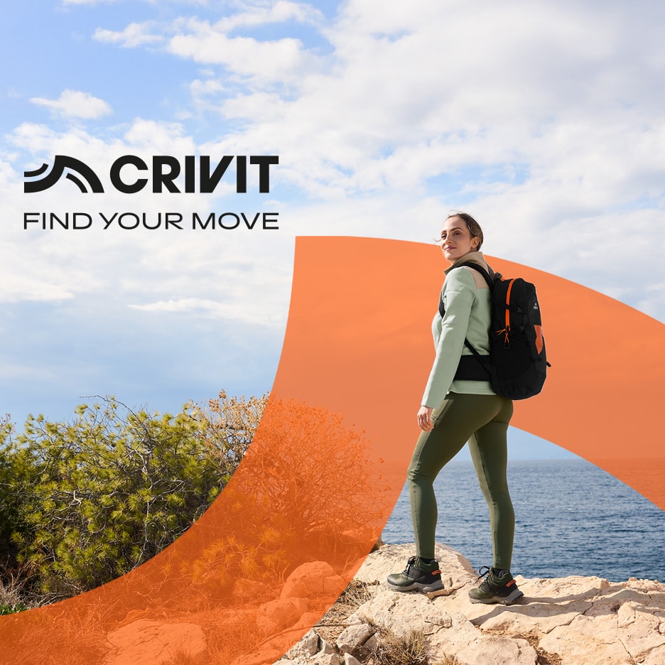 Eine Frau in Sportkleidung und Wanderrucksack auf einem Felsen am Meer, mit dem Text 'FIND YOUR MOVE'.