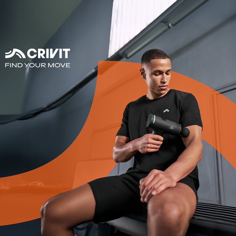 Mann benutzt eine Massagepistole am Arm, mit dem Text 'FIND YOUR MOVE'.