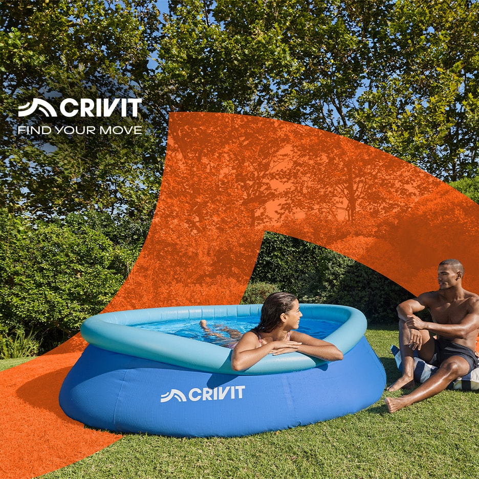 Aufblasbarer Pool im Garten mit einer Frau im Wasser und einem Mann daneben, umgeben von Bäumen.