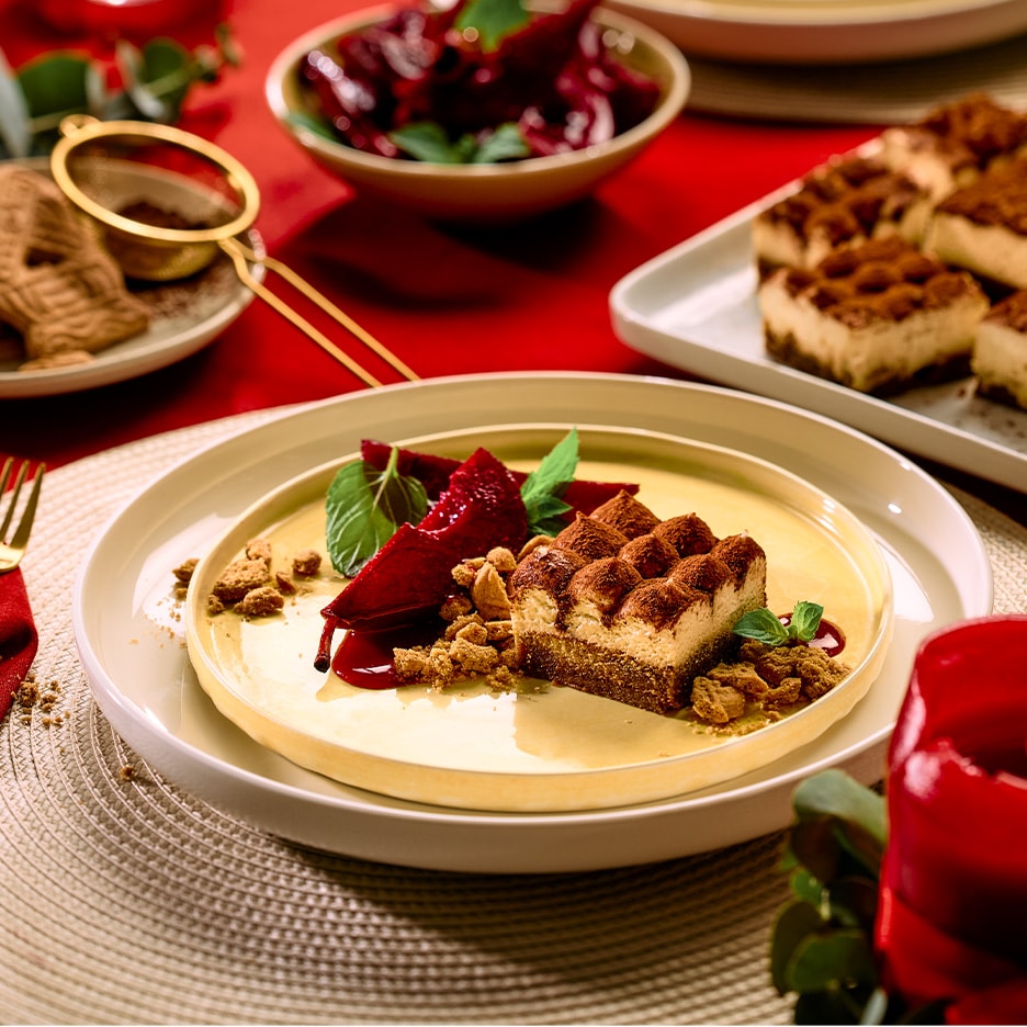 Dessert tiramisu avec fruits rouges et spéculoos sur une table de fête.