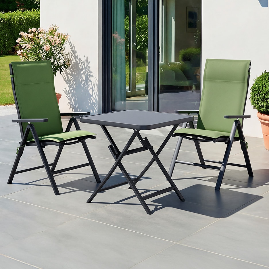 Balkonset mit quadratischem Klapptisch und zwei Klappstühlen mit grünen Polstern.