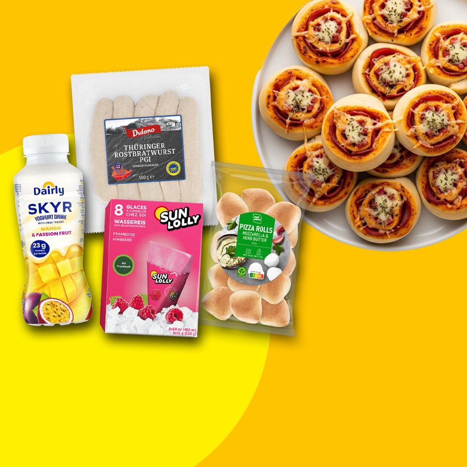 Ein Sortiment an Lebensmitteln, darunter Pizzabrötchen, Würstchen, ein Joghurtgetränk und Wassereis.