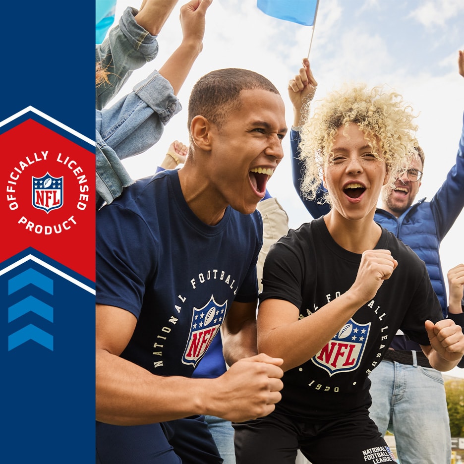 Begeisterte Football-Fans tragen lizenzierte T-Shirts und Sporthosen.