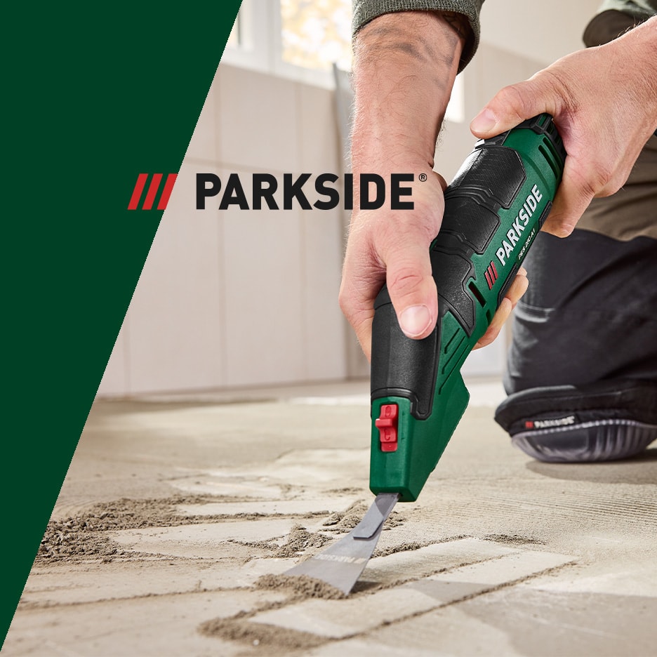 Eine Person entfernt mit einem Parkside Multifunktionswerkzeug Mörtel von einem Boden.