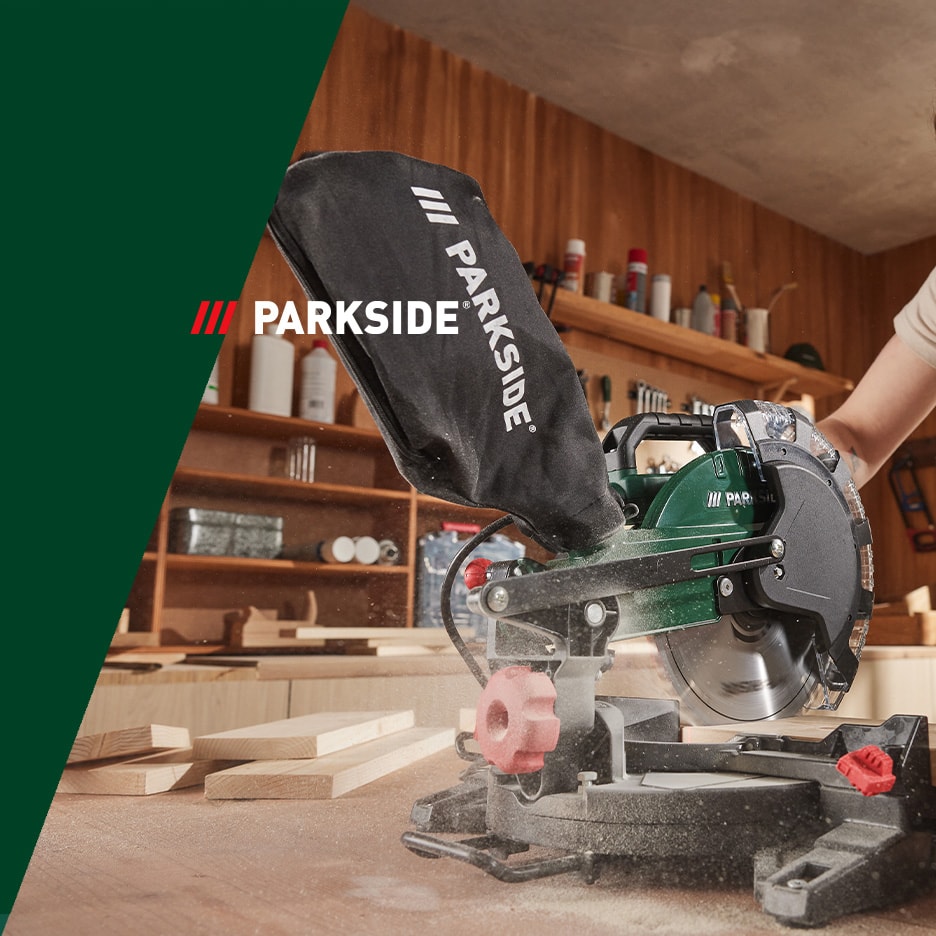 Parkside Kappsäge in einer Werkstatt, die Holz schneidet, mit Staubbeutel.