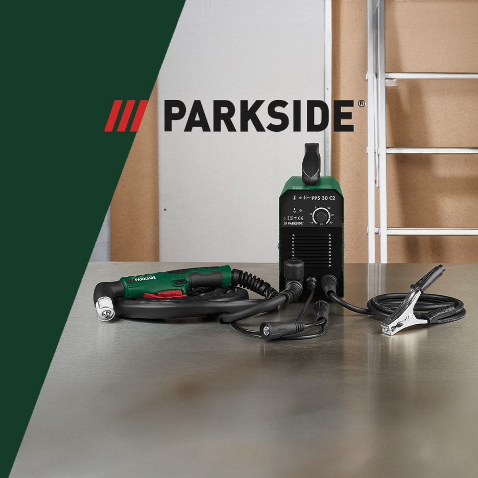 Ein Plasmaschweißgerät-Set mit Brenner und Klemme auf einem Metalltisch.