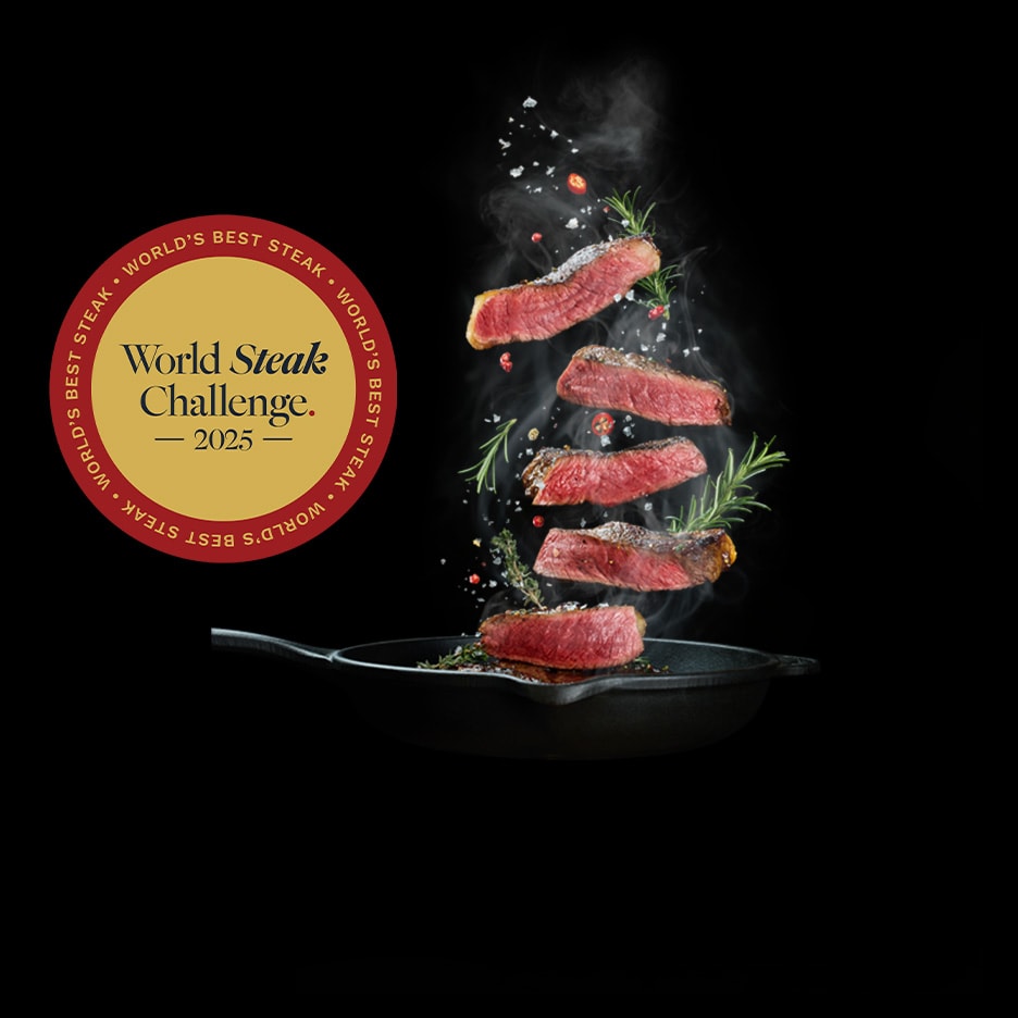 Steakscheiben fallen in eine Pfanne, mit dem Logo „World Steak Challenge 2025“.