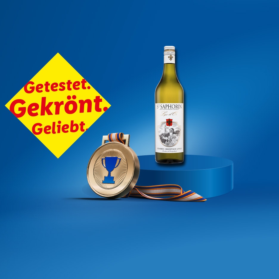 Weißweinflasche auf einem Podest mit Medaille und dem Text „Getestet. Gekrönt. Geliebt.“