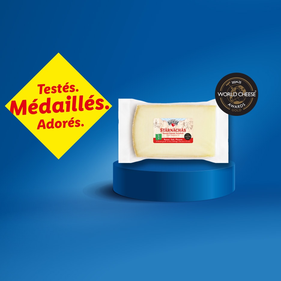 Fromage suisse primé aux World Cheese Awards, présenté sur un podium bleu avec le texte 'Testés. Médaillés. Adorés.'