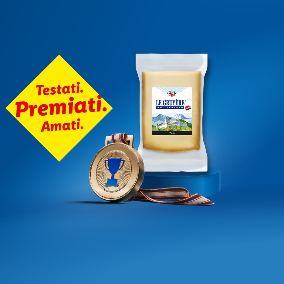 Un blocco di formaggio svizzero su un podio blu, con una medaglia d'oro e uno slogan in italiano.