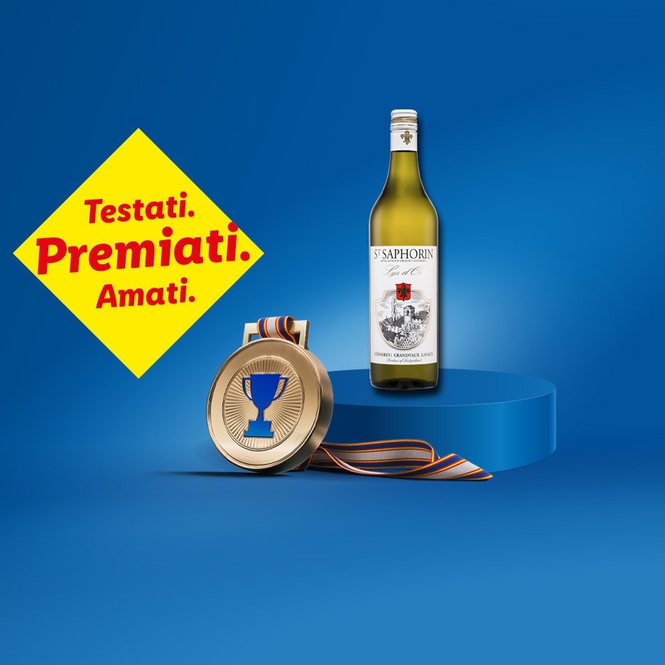 Una bottiglia di vino bianco su un podio blu, con una medaglia d'oro e il testo 'Testati. Premiati. Amati.'