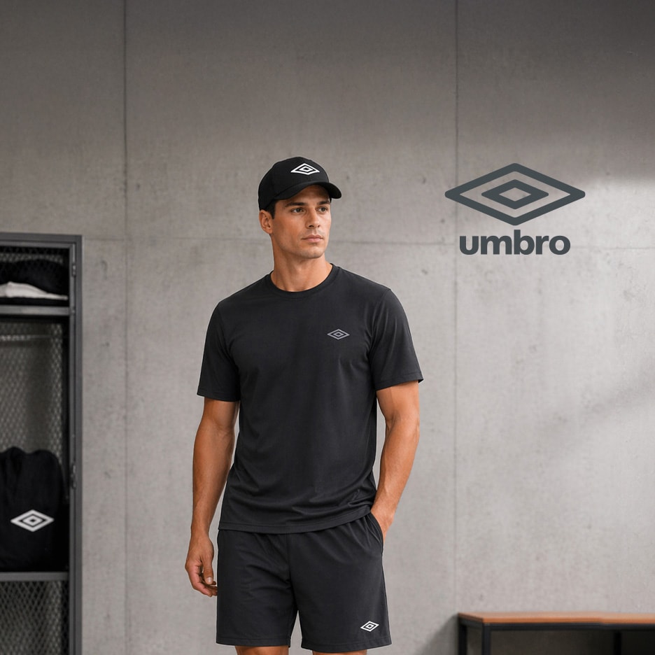Mann in schwarzer Sportkleidung mit Kappe, T-Shirt und Shorts, im Fitnessstudio.