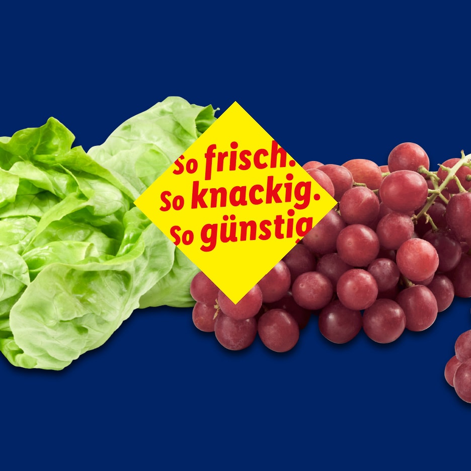 Salat und rote Trauben mit gelbem Aufkleber: „so frisch. so knackig. so günstig“.
