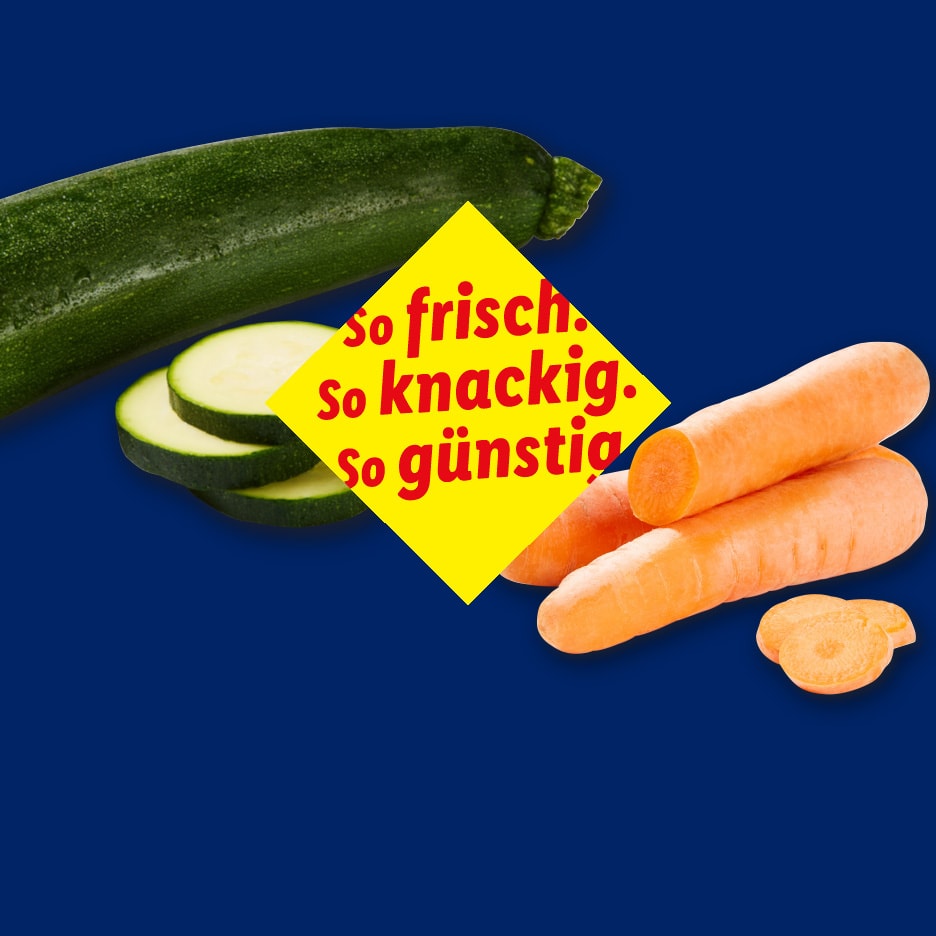 Frische Zucchini und Karotten auf blauem Hintergrund mit der Aufschrift „so frisch. so knackig. so günstig.“