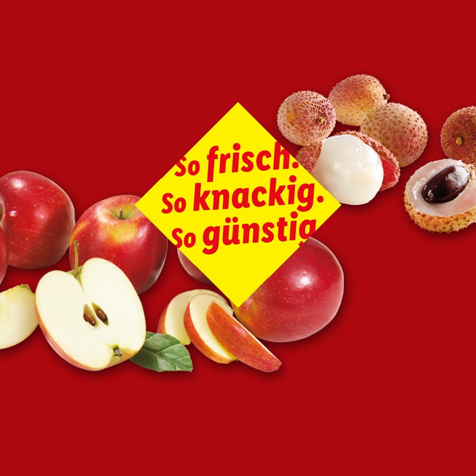 Frische Äpfel und Litschis auf rotem Hintergrund mit dem Text „so frisch, so knackig, so günstig“.
