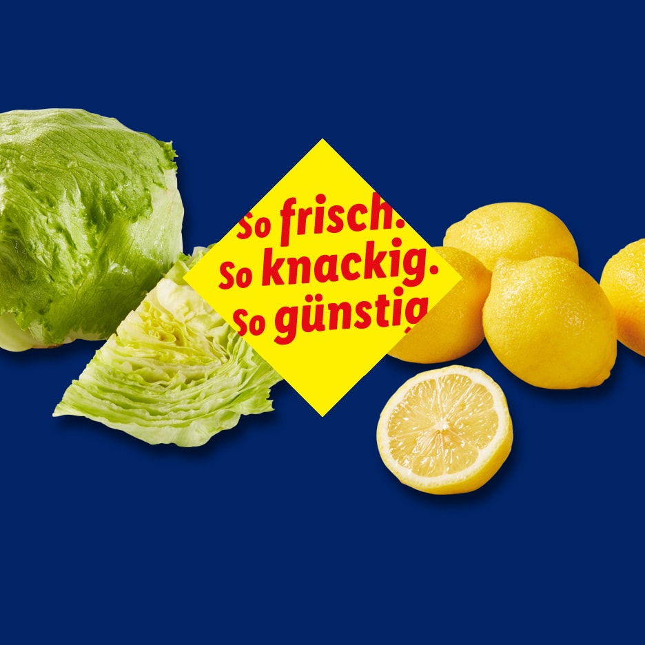 Eisbergsalat und Zitronen auf blauem Hintergrund mit dem Text „so frisch. so knackig. so günstig.“