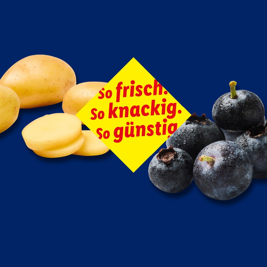 Frische, knackige und günstige Kartoffeln und Heidelbeeren auf blauem Hintergrund.