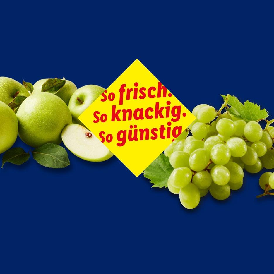 Grüne Äpfel und grüne Trauben auf blauem Hintergrund mit dem Text „so frisch, so knackig, so günstig“.