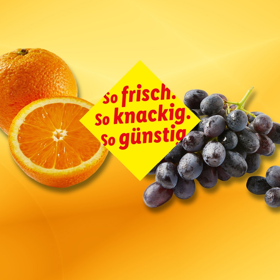 Frische, knackige und günstige Orangen und Trauben auf gelb-orangem Hintergrund.