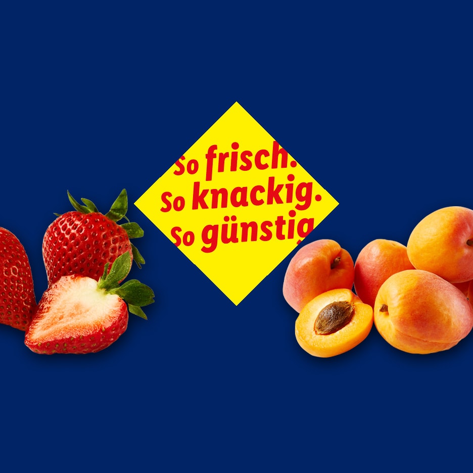 Frische Erdbeeren und Aprikosen auf blauem Hintergrund mit gelbem Preisschild: 'so frisch. so knackig. so günstig.'