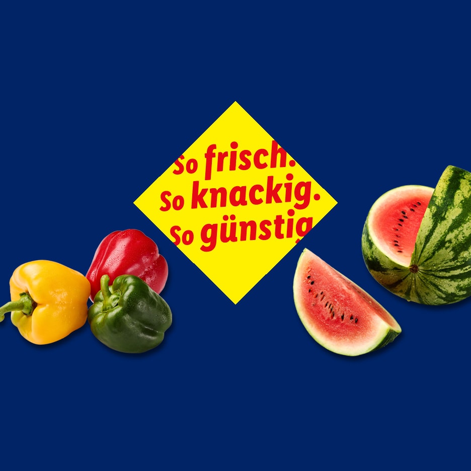 Paprika und Wassermelone auf blauem Hintergrund mit dem Text „so frisch. so knackig. so günstig.“