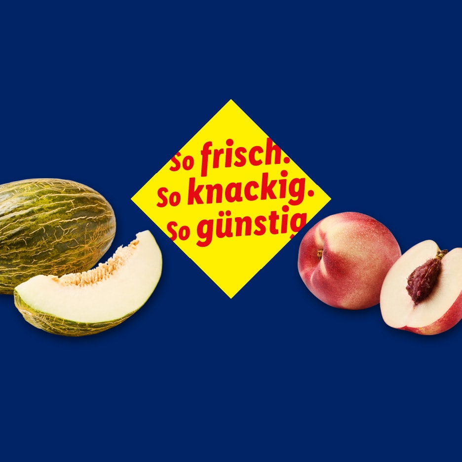 Melone und Pfirsiche auf blauem Hintergrund mit gelbem Etikett: „so frisch, so knackig, so günstig“.