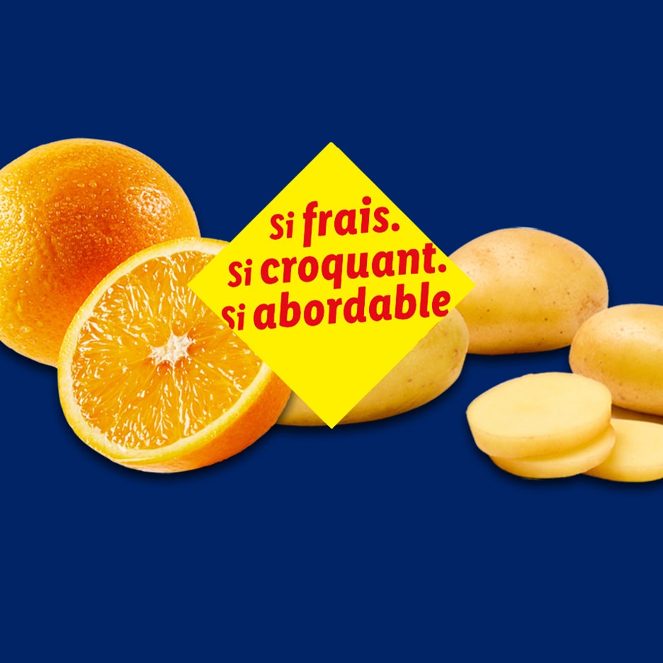 Orangen und Kartoffeln auf blauem Hintergrund mit gelbem Text: „So frisch. So knackig. So günstig.“