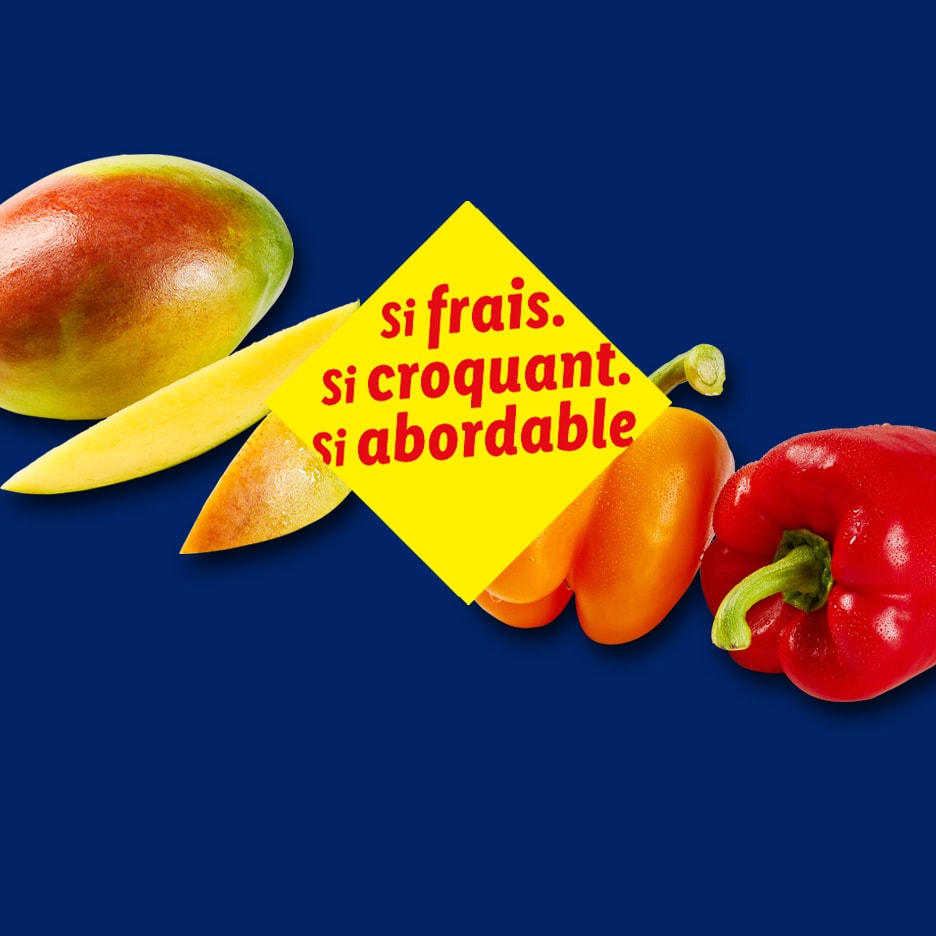 Mango und Paprika auf blauem Hintergrund mit gelbem Text: „So frisch. So knackig. So günstig.“
