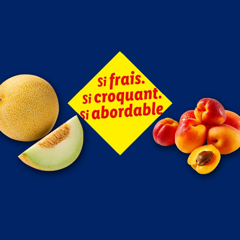 Melone und Aprikosen auf blauem Hintergrund mit gelbem Text: „So frisch. So knackig. So günstig.“