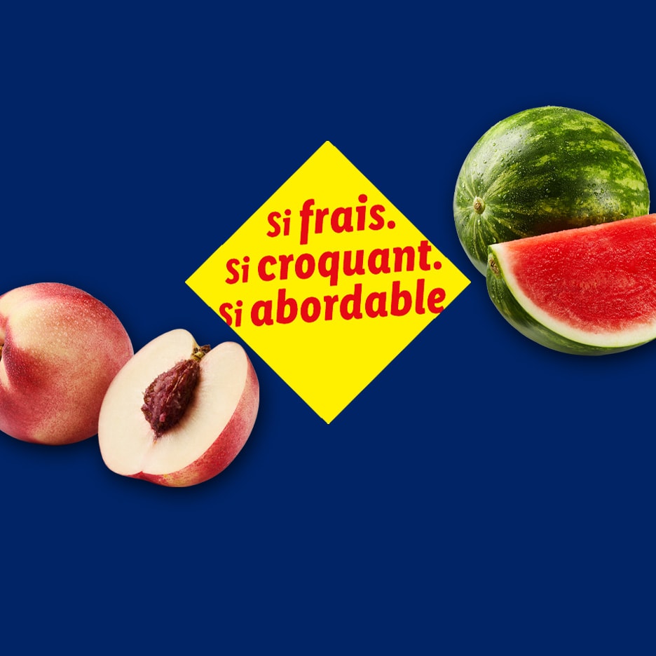 Nektarinen und Wassermelone auf blauem Hintergrund mit gelbem Schild: „So frisch. So knackig. So günstig.“