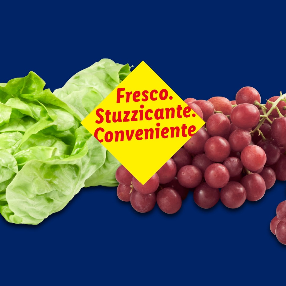Salat und rote Trauben mit gelbem Preisschild: „Fresco. Stuzzicante. Conveniente“