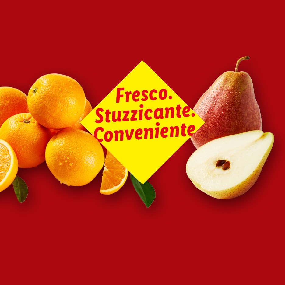 Orangen und Birnen auf rotem Hintergrund mit dem Text „Frisch. Lecker. Praktisch.“