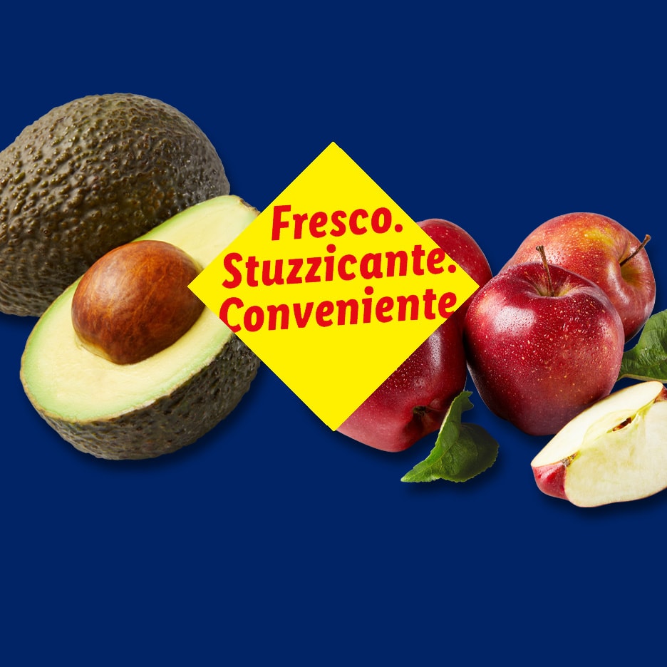 Avocados und Äpfel mit dem Text „Fresco. Stuzzicante. Conveniente“ auf einem gelben Schild.