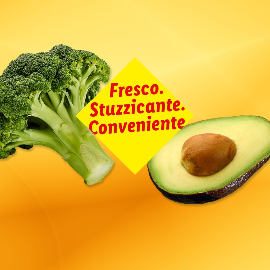 Broccoli e avocado con testo 'Fresco. Stuzzicante. Conveniente' su sfondo giallo-arancio.