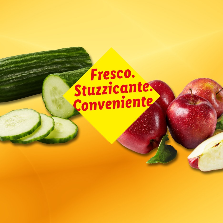 Gurken und rote Äpfel mit dem Text 'Fresco. Stuzzicante. Conveniente' auf gelb-orangefarbenem Hintergrund.