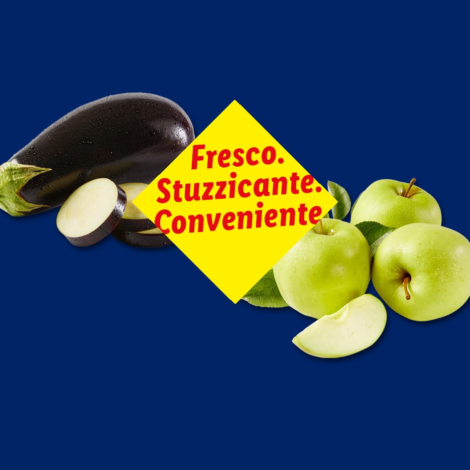 Auberginen und grüne Äpfel mit dem Text „Fresco. Stuzzicante. Conveniente.“ auf blauem Hintergrund.