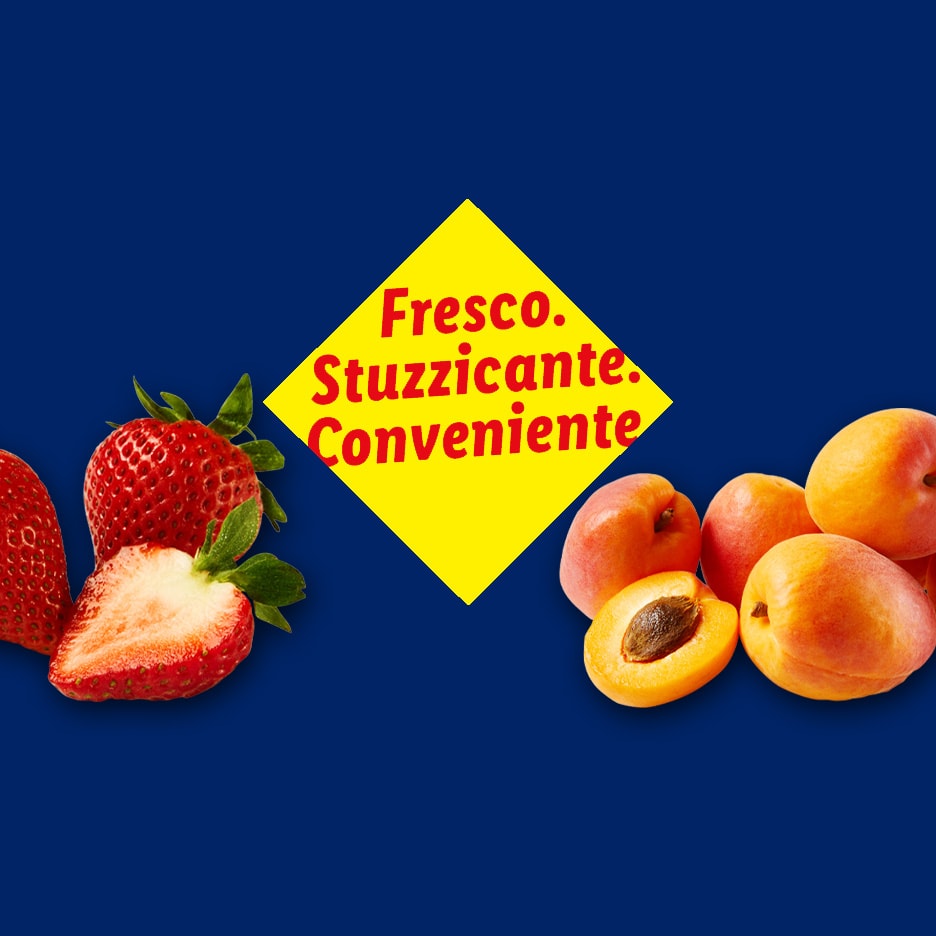 Frische Erdbeeren und Aprikosen mit gelbem Schild: „Fresco. Stuzzicante. Conveniente.“