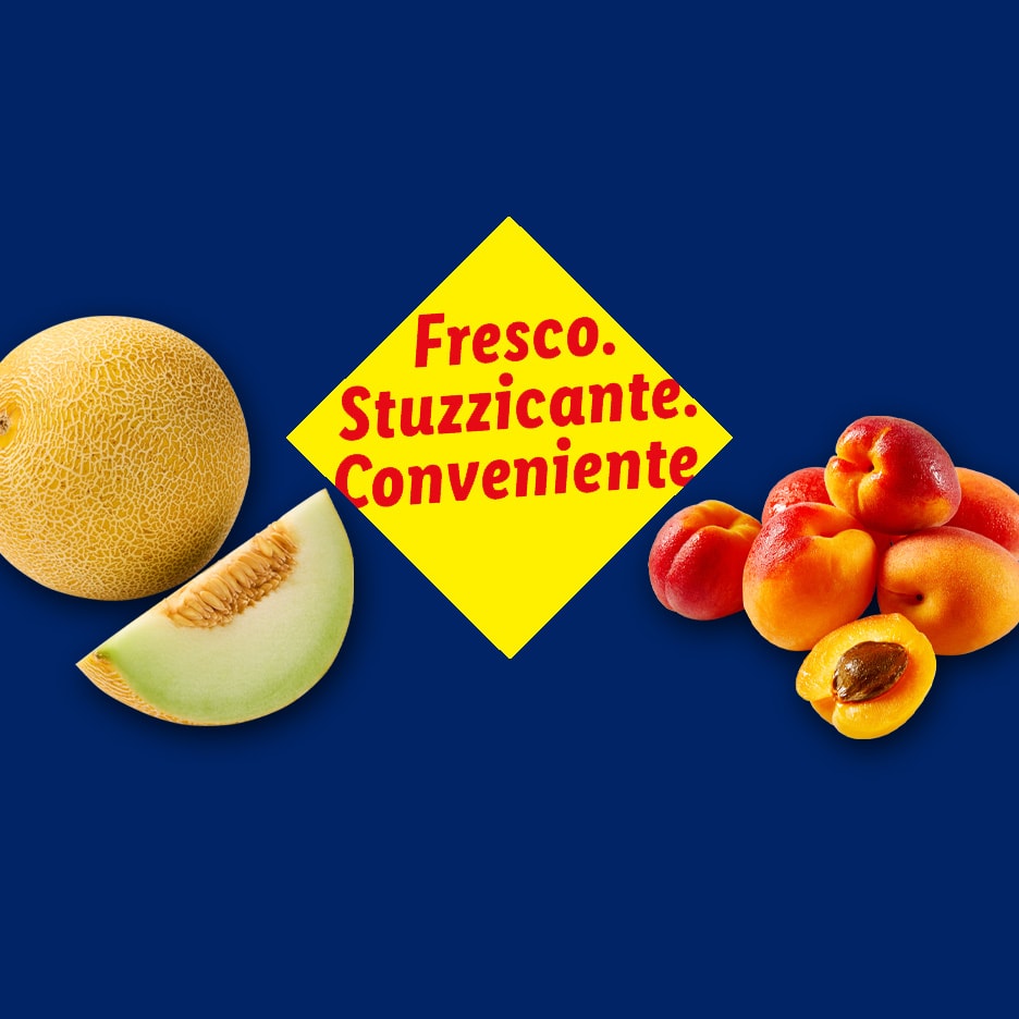 Melone und Aprikosen auf blauem Hintergrund mit dem Text 'Fresco. Stuzzicante. Conveniente.'