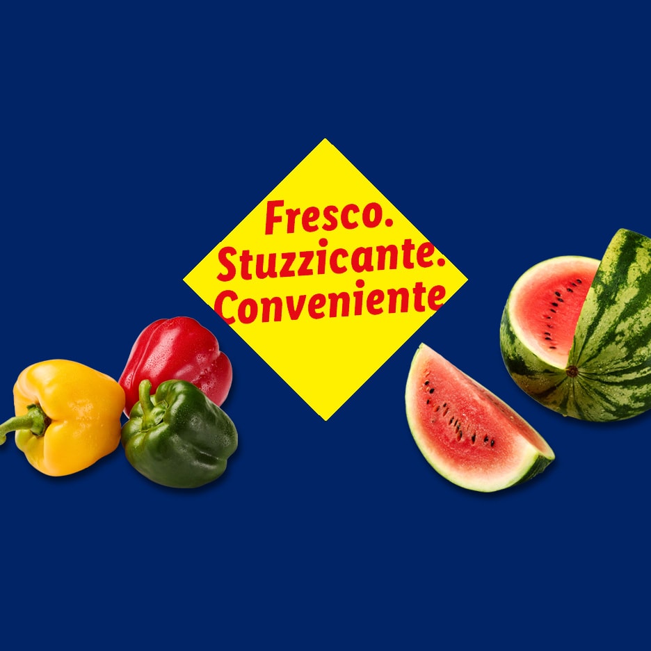 Paprika und Wassermelone mit gelbem Preisschild: „Fresco. Stuzzicante. Conveniente.“