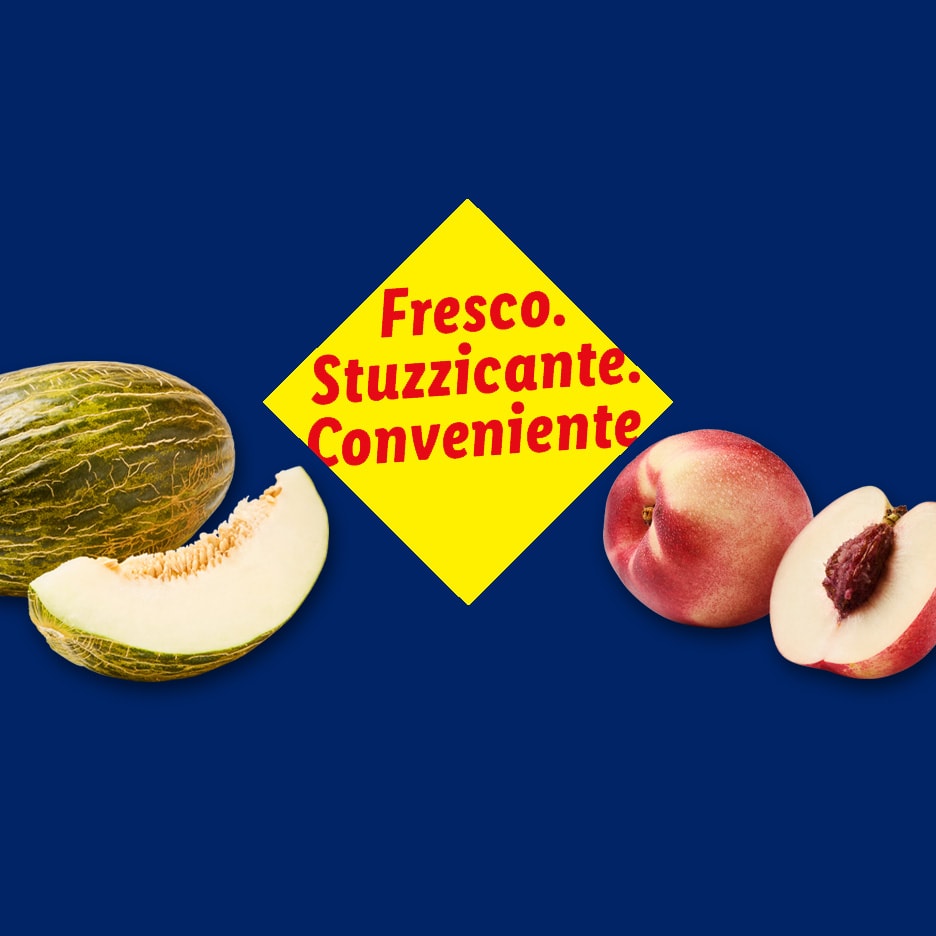 Melone und Pfirsiche auf blauem Hintergrund mit gelbem Text: „Frisch. Lecker. Günstig.“