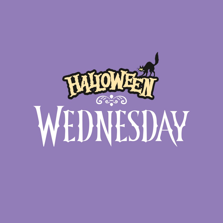 Ein lila Logo mit den Worten „HALLOWEEN WEDNESDAY“ und einer schwarzen Katze.