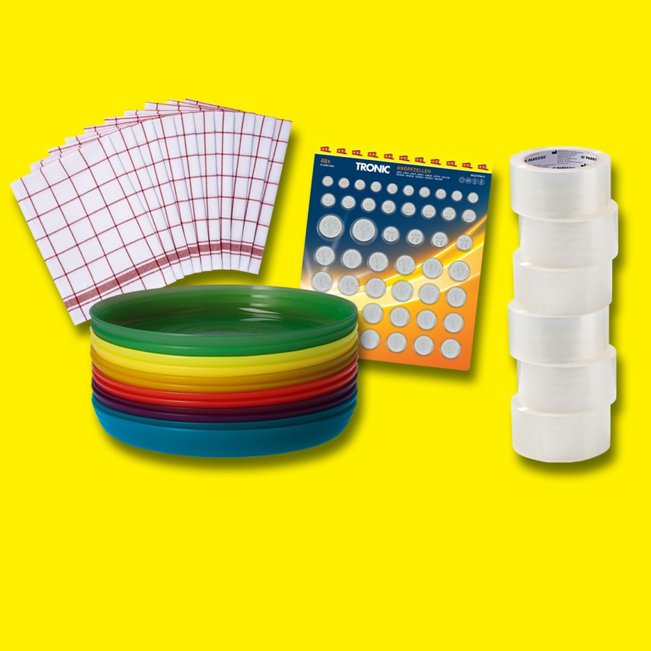 Stapel bunter Teller, Geschirrtücher, Knopfzellen von Tronic und Klebebandrollen.