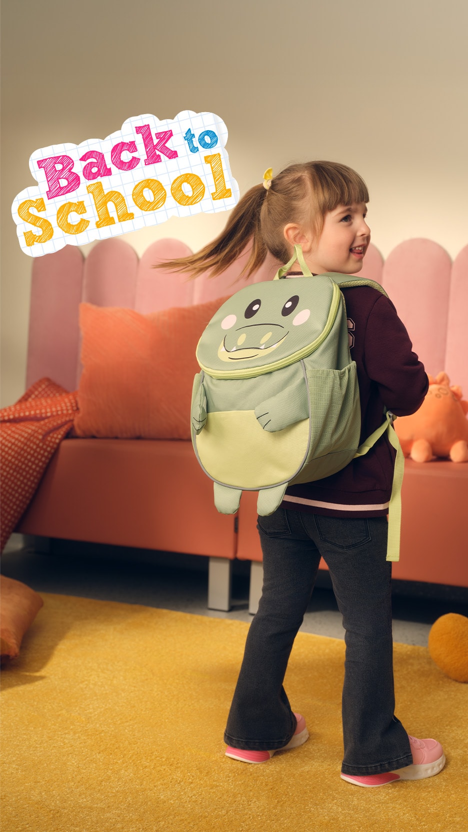 Kind mit Krokodil-Rucksack, Thema „Back to school“.
