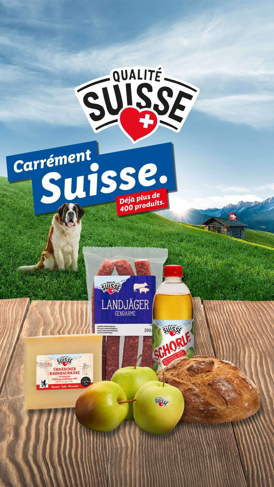 Schweizer Qualitätsprodukte mit Käse, Wurst, Apfelgetränk und Brot, vor alpiner Kulisse.