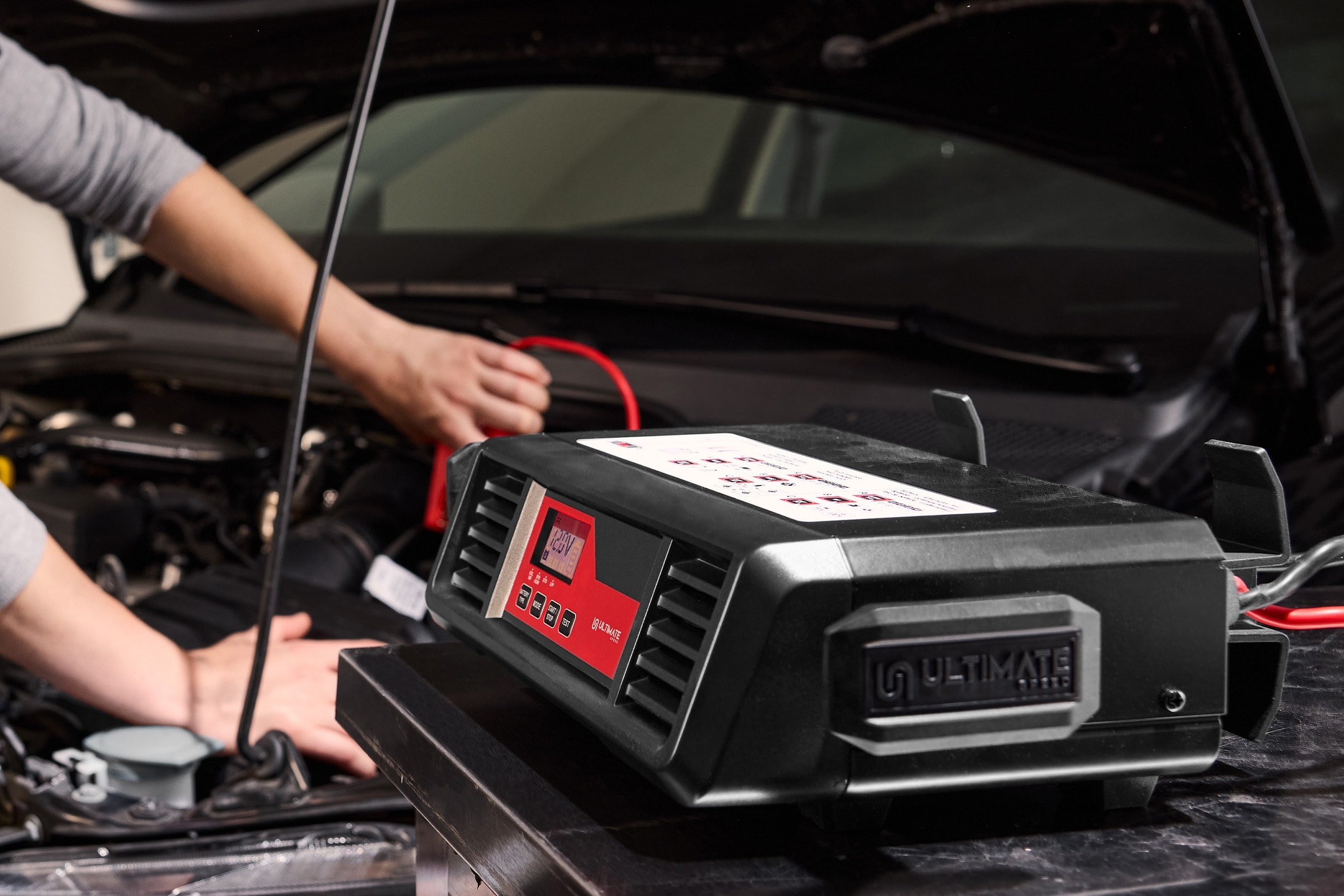 ULTIMATE SPEED Batterieladegerät lädt Autobatterie