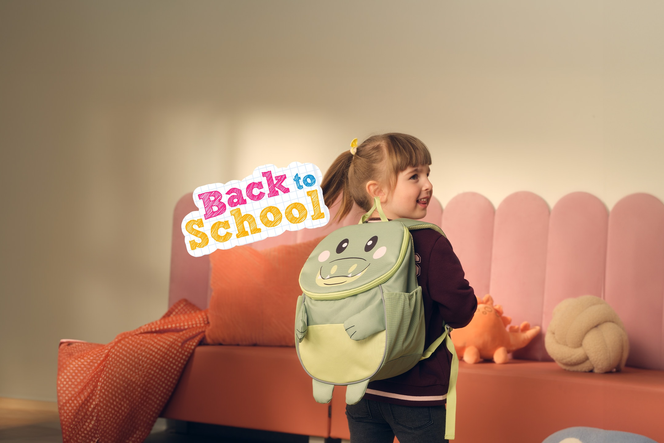 Una bambina con uno zaino a coccodrillo verde, pronta per il ritorno a scuola.