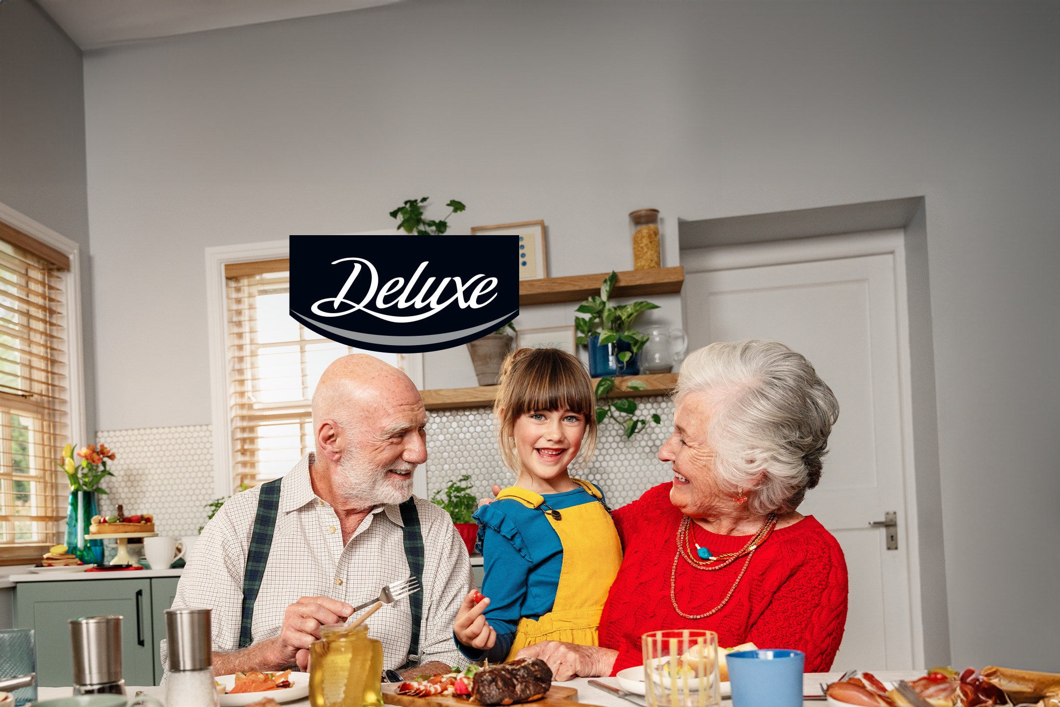 Una famiglia felice condivide un pasto con piatti di carne e pesce.