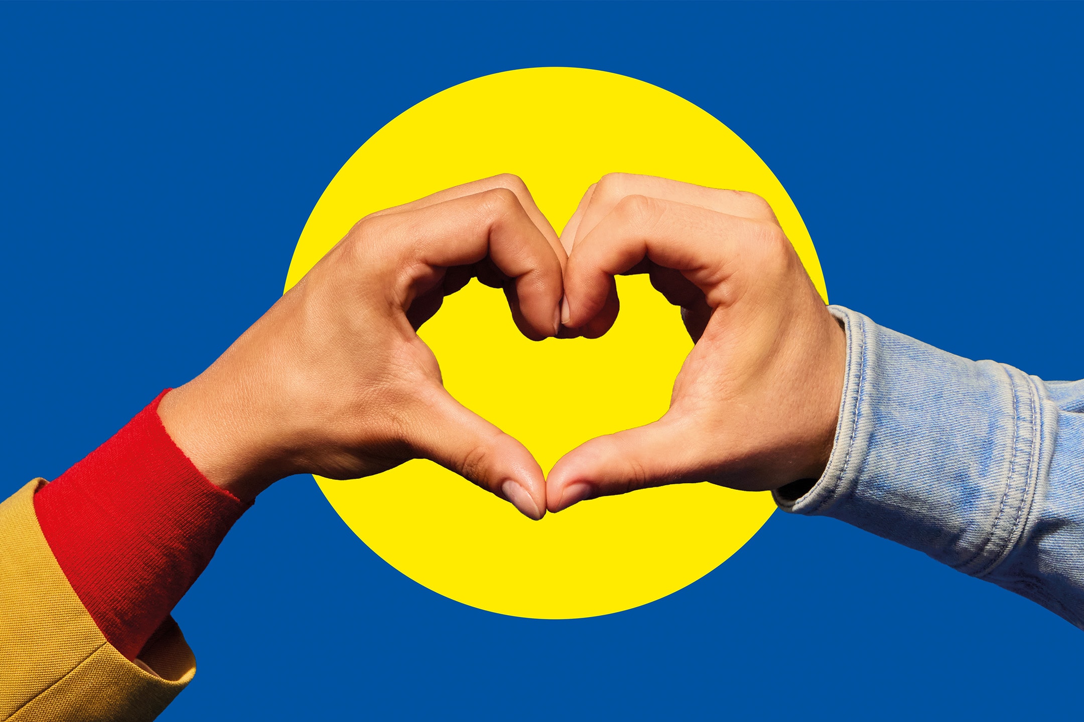 Mains formant un cœur sur fond bleu et cercle jaune, symbole d'amour et d'unité.
