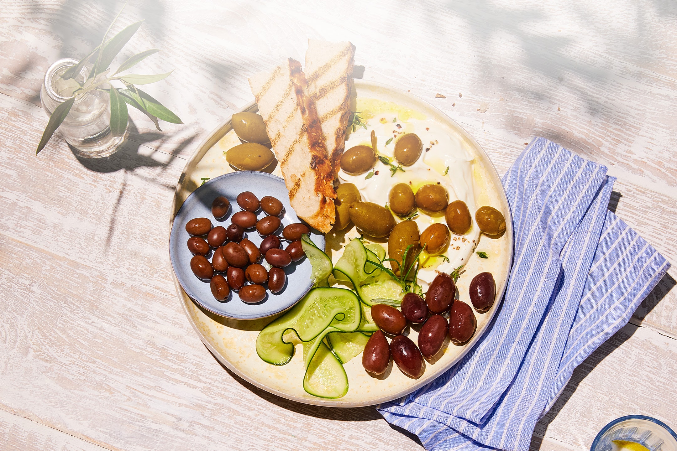 Assiette d'antipasti grecs avec olives, tzatziki, concombres et pain grillé.