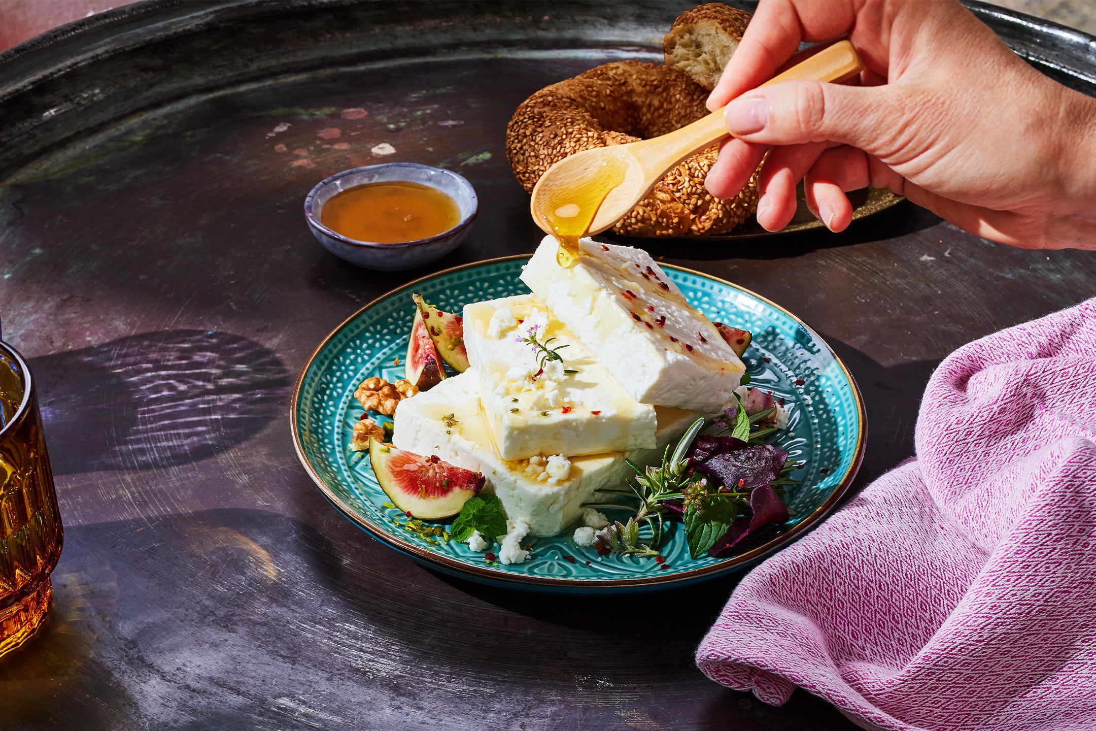 Feta-Käse mit Honig, Feigen und Nüssen auf einem türkischen Tablett mit Simit.